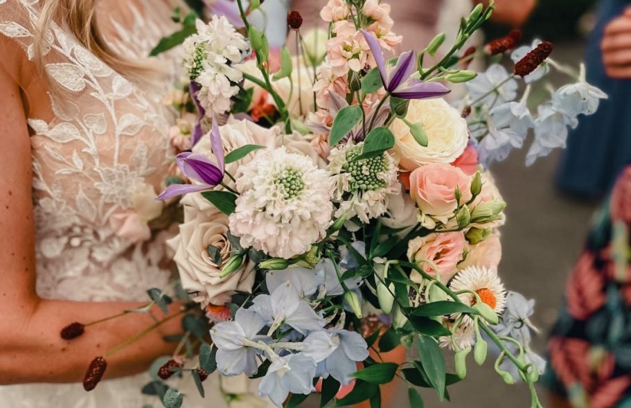 Blumenundideen_Hochzeitsfloristik Ein bunter Brautstrauß mit verschiedenen Blumen in sanften Farben.